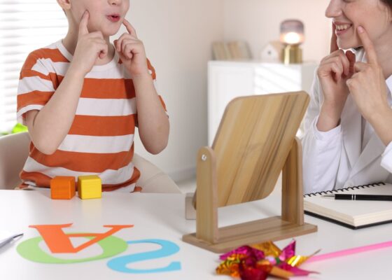 ¿Cuándo acudir a un logopeda infantil? Señales de alerta y beneficios de la intervención temprana